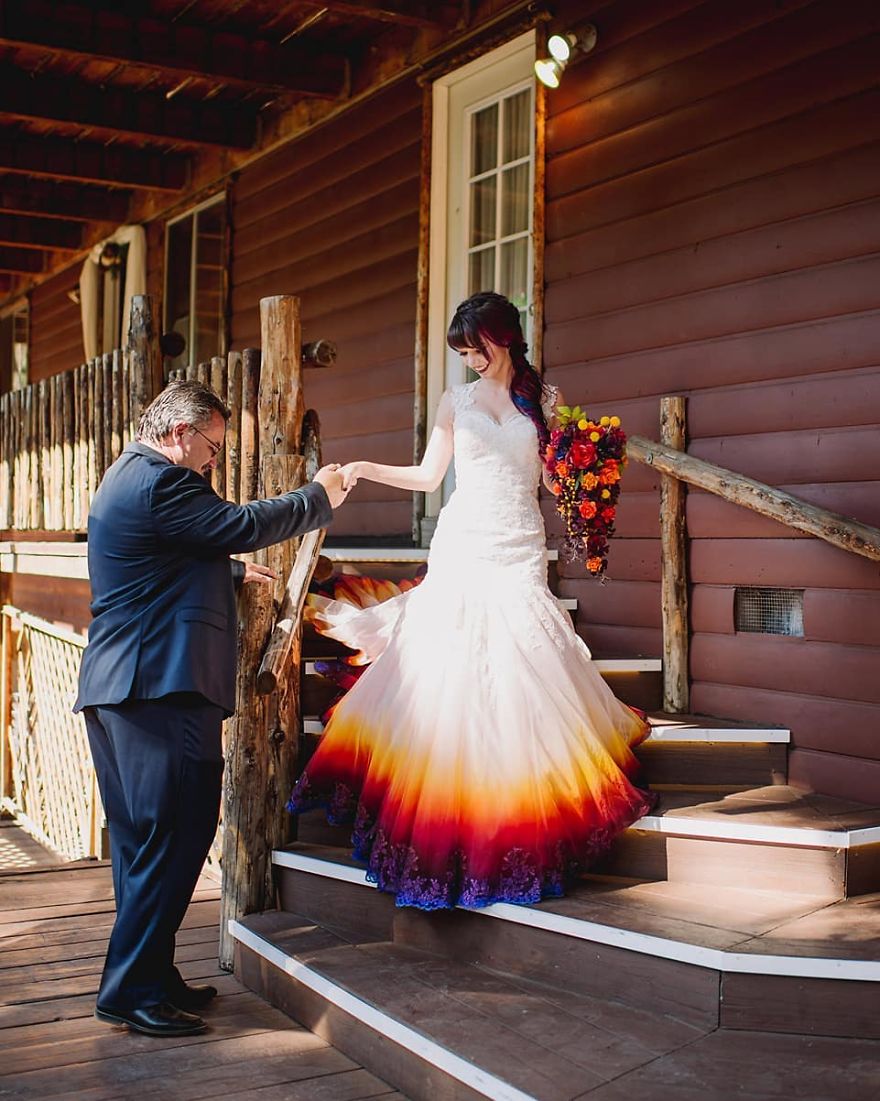 Esta artista crea un negocio de vestidos de boda de colores después de que su vestido de "fuego" se volviera viral