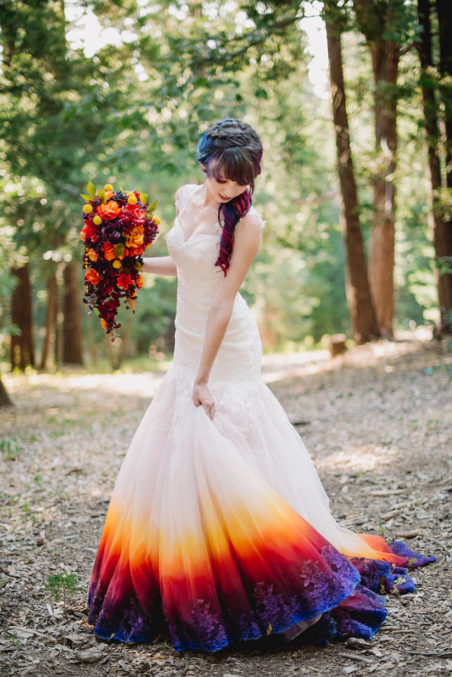 Esta artista crea un negocio de vestidos de boda de colores después de que su vestido de "fuego" se volviera viral