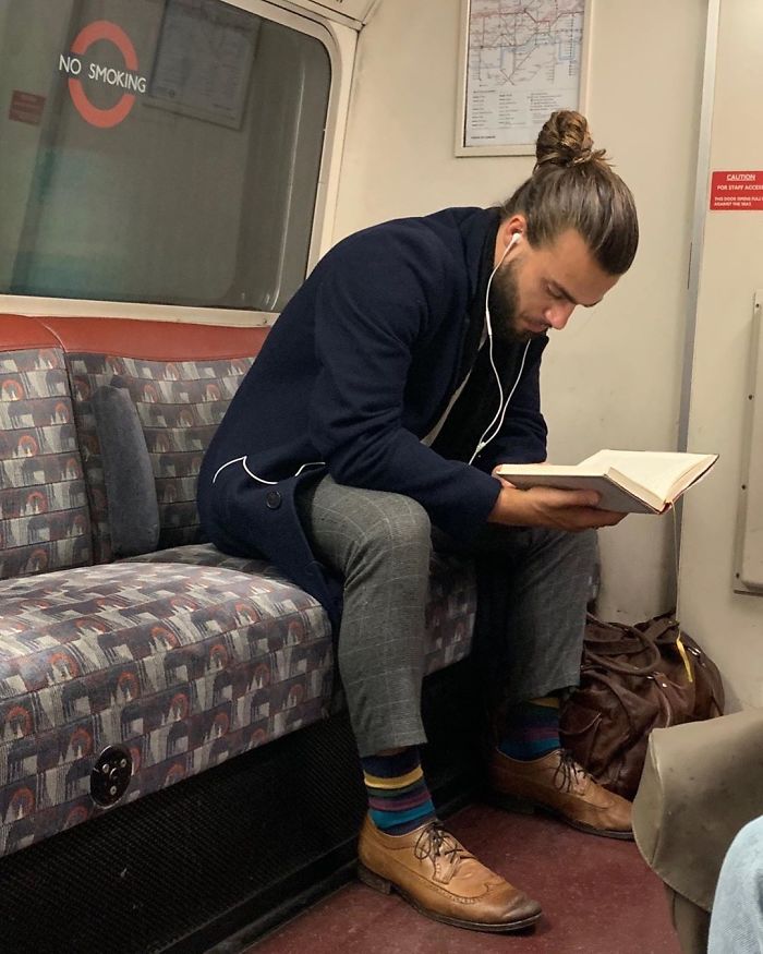 Instagram-Account-Shares-Hot-Dudes-Reading-Books