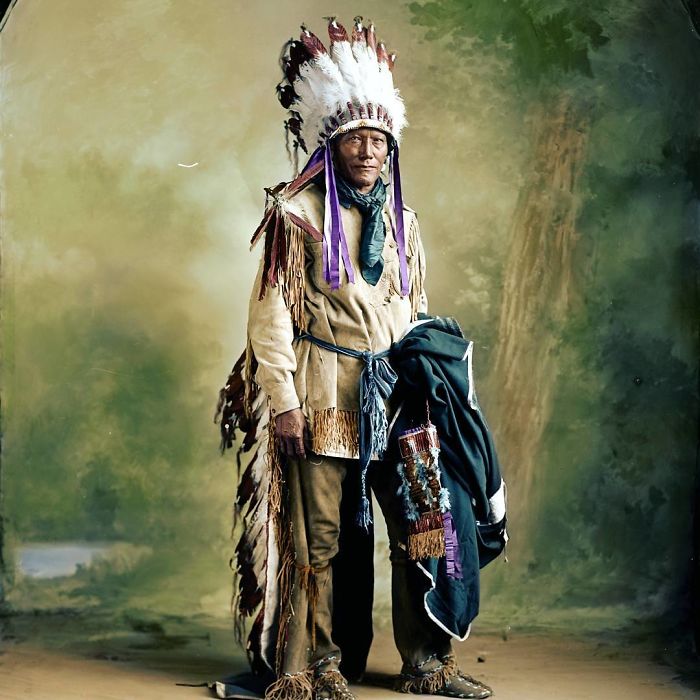 Jefe nativo americano con sus plumas