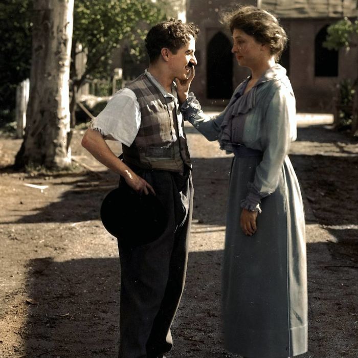 Helen Keller saludando a Charlie Chaplin palpando su rostro