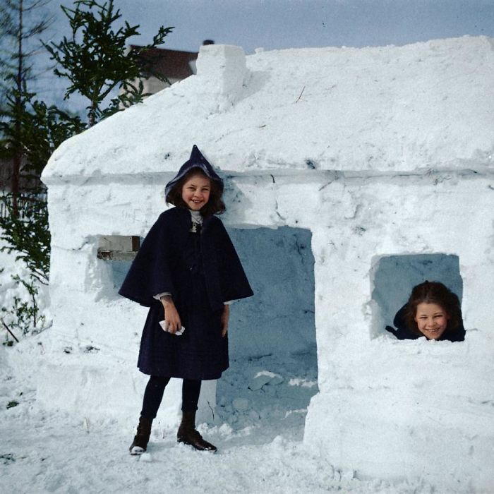 Niñas con su fuerte de nieve, 1910 aprox.