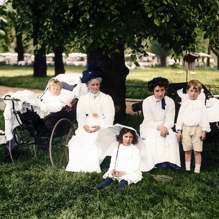 Nannies Sit With Their Charges Under A Tree In Kensington Gardens, London, During A Heatwave - Ca. 1913