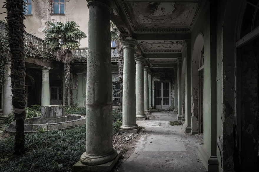 I Photographed This Amazing Abandoned Hotel