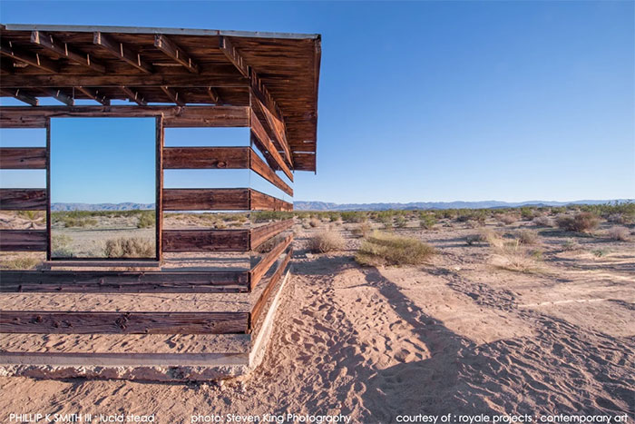 Lo que ocurre si pones espejos horizontales en una cabaña en el desierto