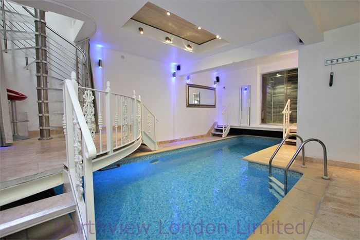 People Think That This 2-Bedroom, $1.5M Apartment In London With An Indoor Pool Is An Architectural Disaster