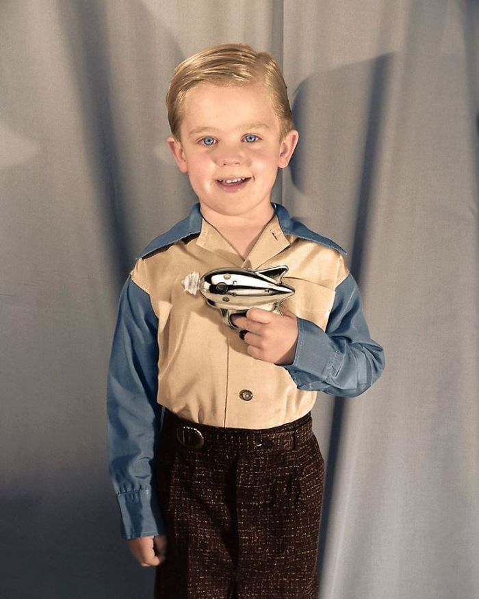 Niño enseñando su pistola de rayos, años 50