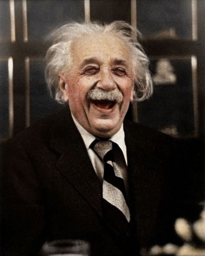 Einstein riéndose durante una fiesta