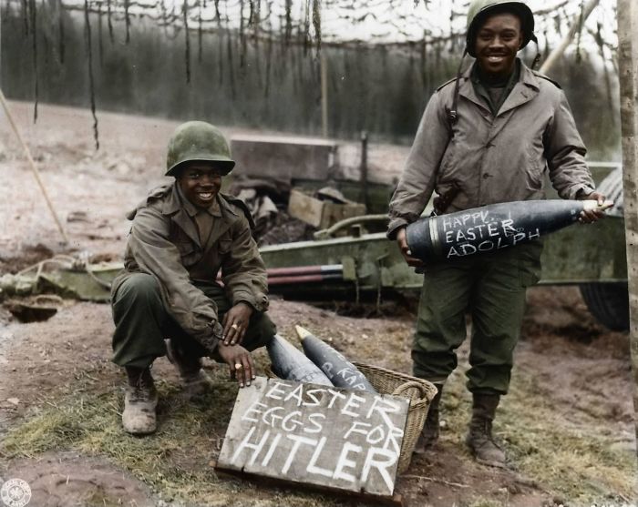 2 Soldados estadounidenses mostrando sus "huevos de Pascua" personalizados antes de dispararlos