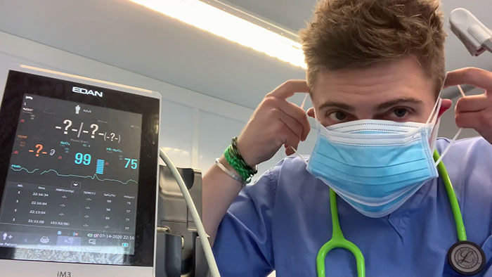Doctor Puts On 6 Masks And Hooks Himself To An Oxygen Meter To Prove Anti-Maskers Are Talking Nonsense