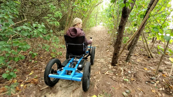 Este hombre diseñó una silla de ruedas "todoterreno" para que su esposa pudiera ir a cualquier lugar, y ahora las van a producir industrialmente