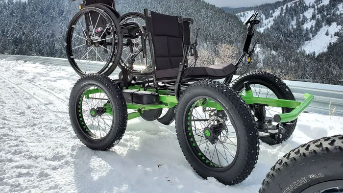 Este hombre diseñó una silla de ruedas "todoterreno" para que su esposa pudiera ir a cualquier lugar, y ahora las van a producir industrialmente