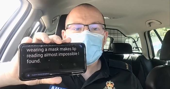 Paramedic Comes Up With A Simple But Brilliant Idea To Communicate With Hard Of Hearing People While Wearing A Face Mask