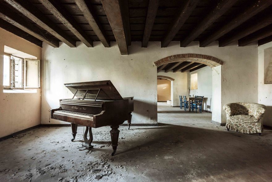 I Spent Over 10 Years Photographing Abandoned Pianos And Here Are The Best Photos I Took In Italy (9 Pics)