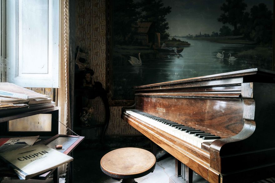 I Spent Over 10 Years Photographing Abandoned Pianos And Here Are The Best Photos I Took In Italy (9 Pics)