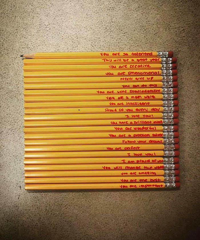 "Por esto me dedico a la enseñanza": Esta profesora comparte las conmovedoras notas que escribió la madre de uno de sus estudiantes en sus lápices