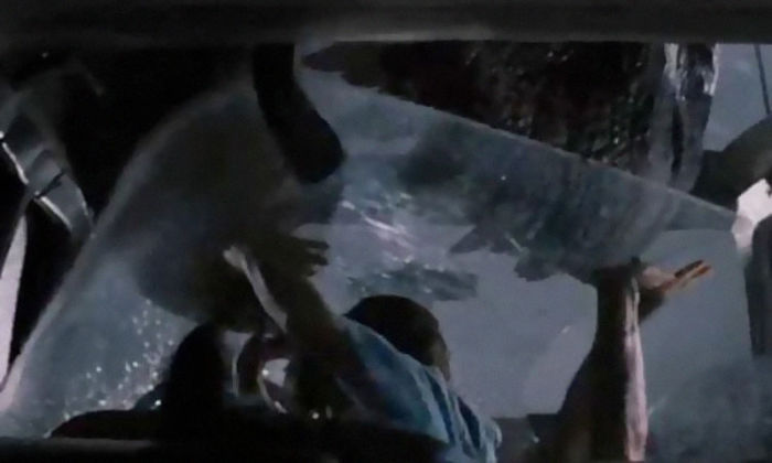 Cuando el t-rex rompe el cristal del techo del coche, se supone que no debía pasar. Por eso los gritos de los niños son tan genuinos