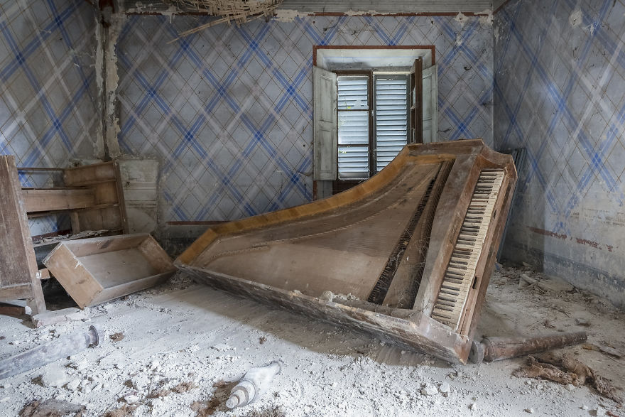Piano Solo (Abandoned Villa, Italy)