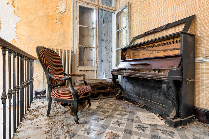 Landing Interlude (Abandoned Mansion, France)