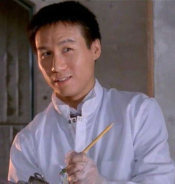 Aquí se ve al doctor Wu borrando una base de datos en el laboratorio