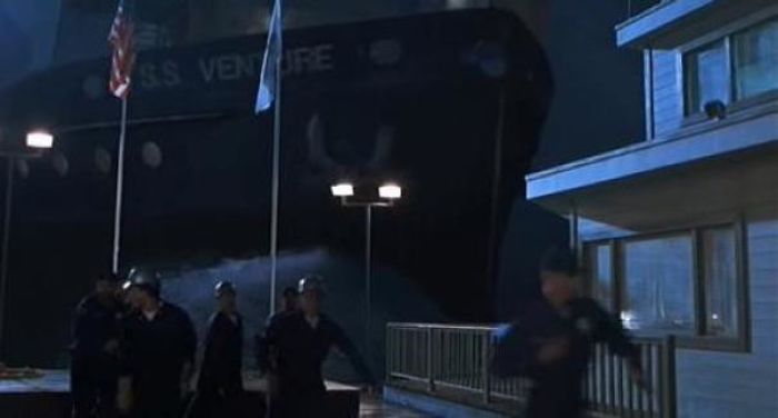 El barco que trae al T-rex a San Diego, se llama S.S. Venture, igual que el barco que trajo a King Kong a Nueva York