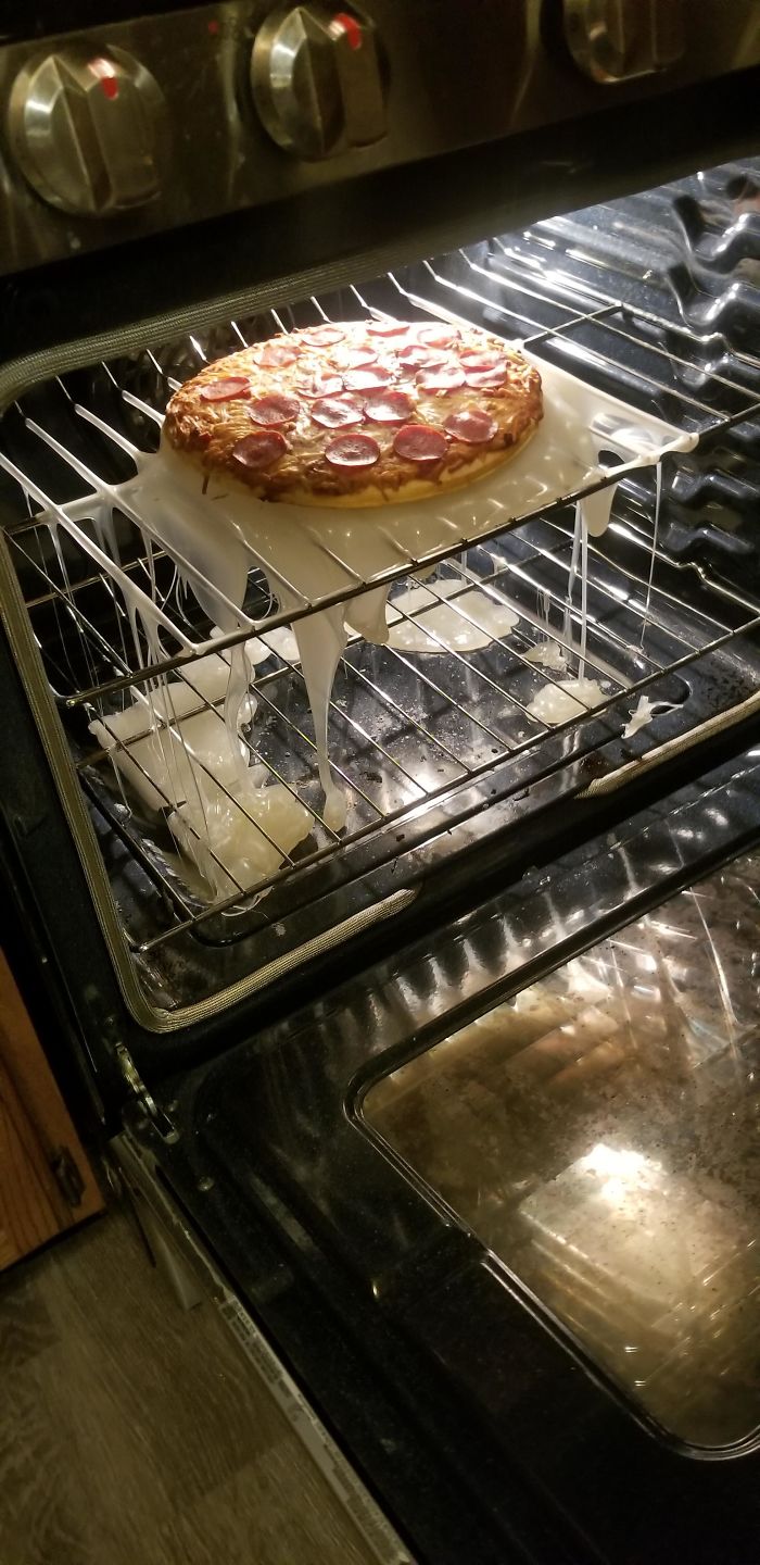 Qué podría salir mal si pongo la pizza en el horno sobre una bandeja de plástico