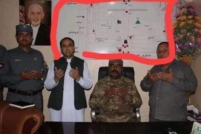 Qué podría salir mal si publico una foto con un mapa de la cárcel detrás (2 después, un grupo terrorista atacó la cárcel y liberó a todo el mundo, en Afganistán)