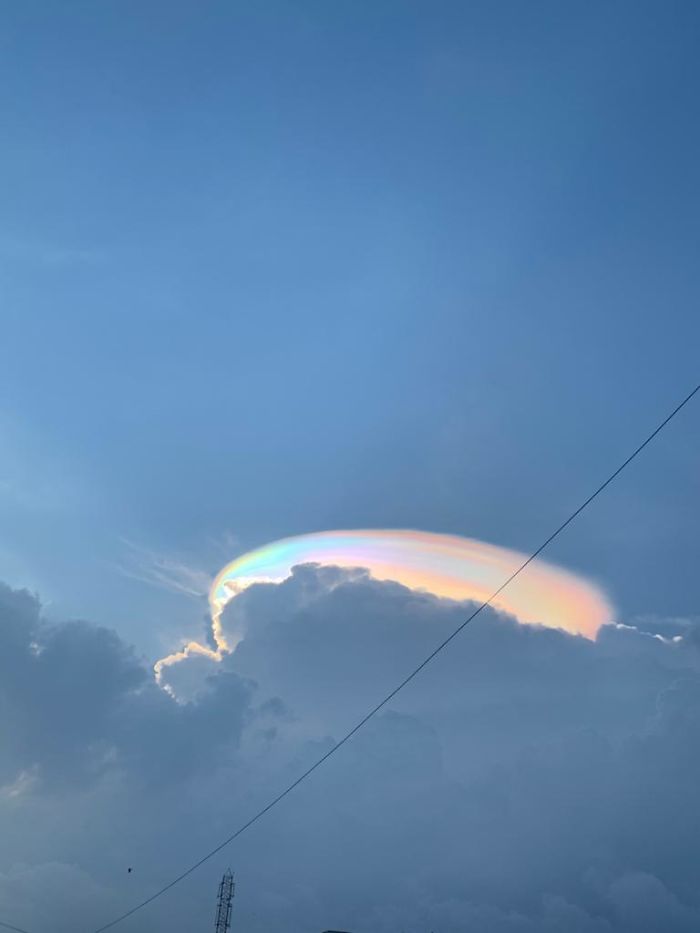 He visto una nube arco iris desde mi balcón. No es tan hermoso como la aurora, pero es bastante raro ver tales fenómenos en la India