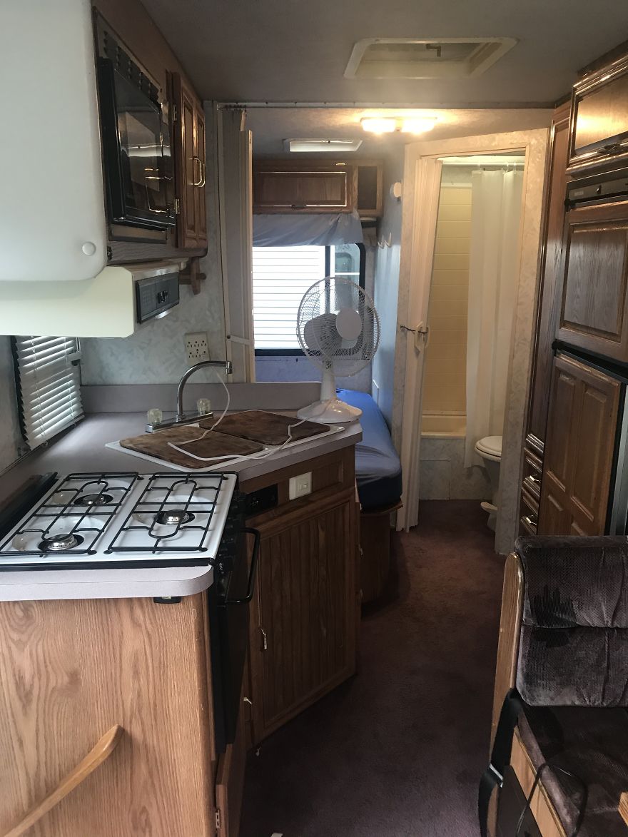 I Bought An Old 1995 RV, And Here's How I Transformed It Into A Beautiful Home For Me And Two Kittens That I Recently Adopted (21 Pics)