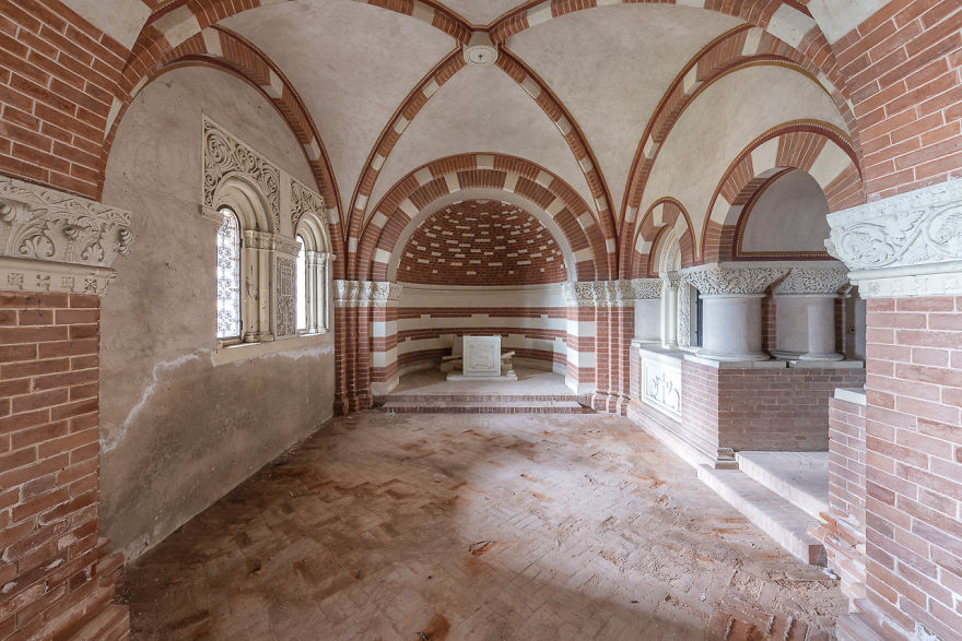 I Capture The Haunting Beauty Of This Abandoned Castle In Italy (40 Pics)