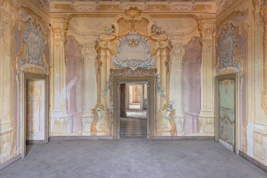 I Capture The Haunting Beauty Of This Abandoned Castle In Italy (40 Pics)