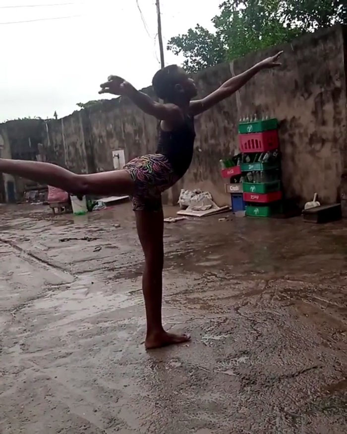 Este chico nigeriano de 11 años recibe una beca de la Escuela de Danza de Nueva York después de que su actuación descalzo se volviera viral