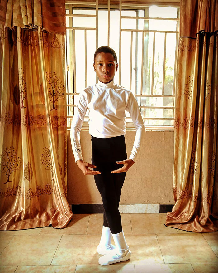 Este chico nigeriano de 11 años recibe una beca de la Escuela de Danza de Nueva York después de que su actuación descalzo se volviera viral