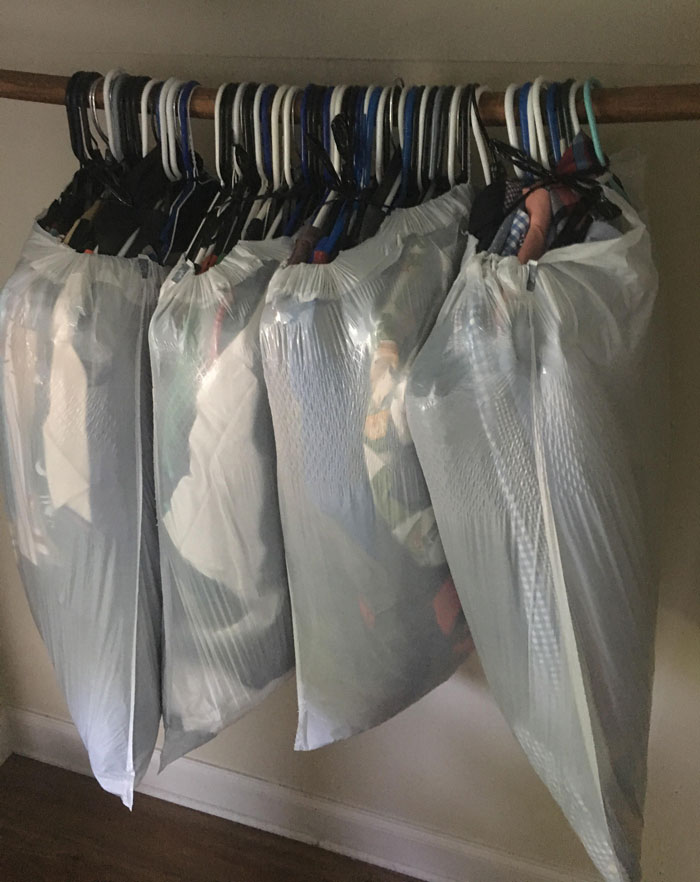 A Simple And Effective Way To Move Your Clothes Without Taking Off The Hangers