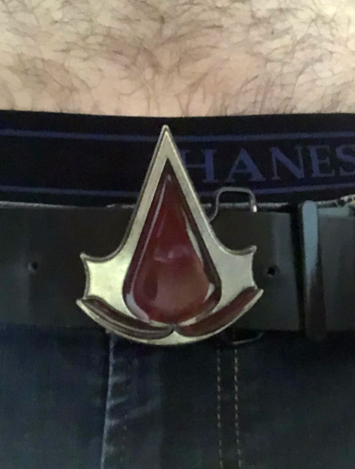 Mi cinturón de Assassins Creed, parece genial, pero cuando te sientas te perfora el estómago