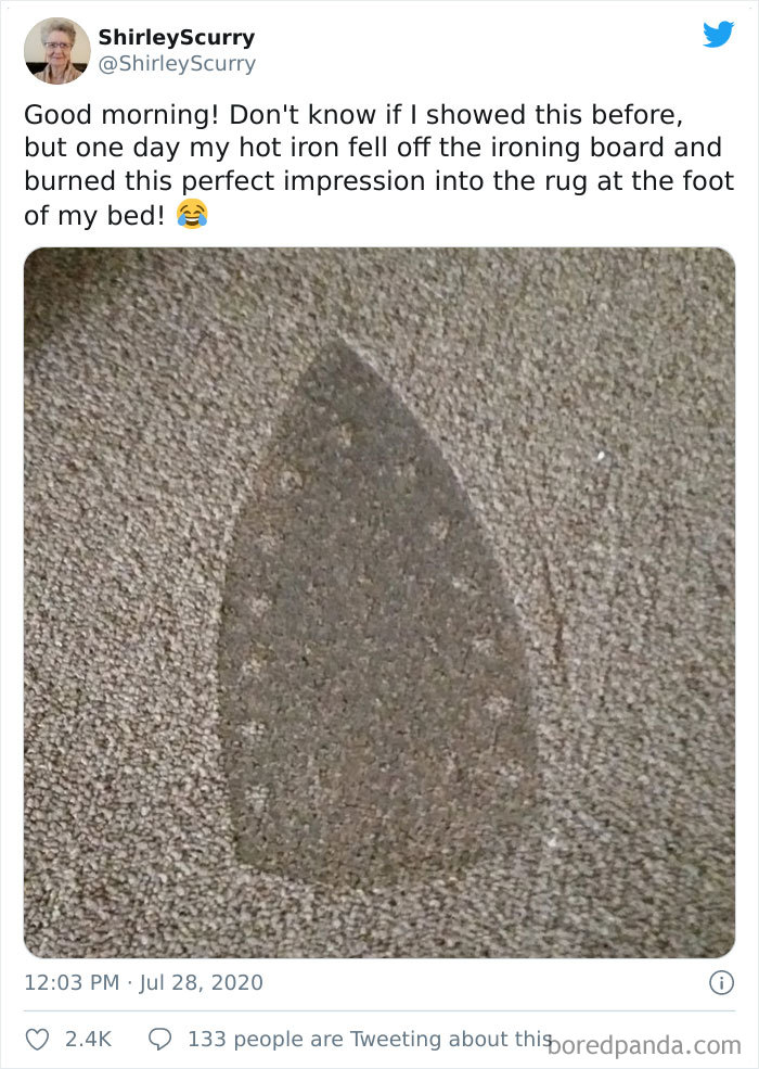 No sé si os había enseñado esto, pero un día se cayó la plancha caliente de la tabla y dejó quemada esta impresión perfecta en la alfombra a los pies de mi cama