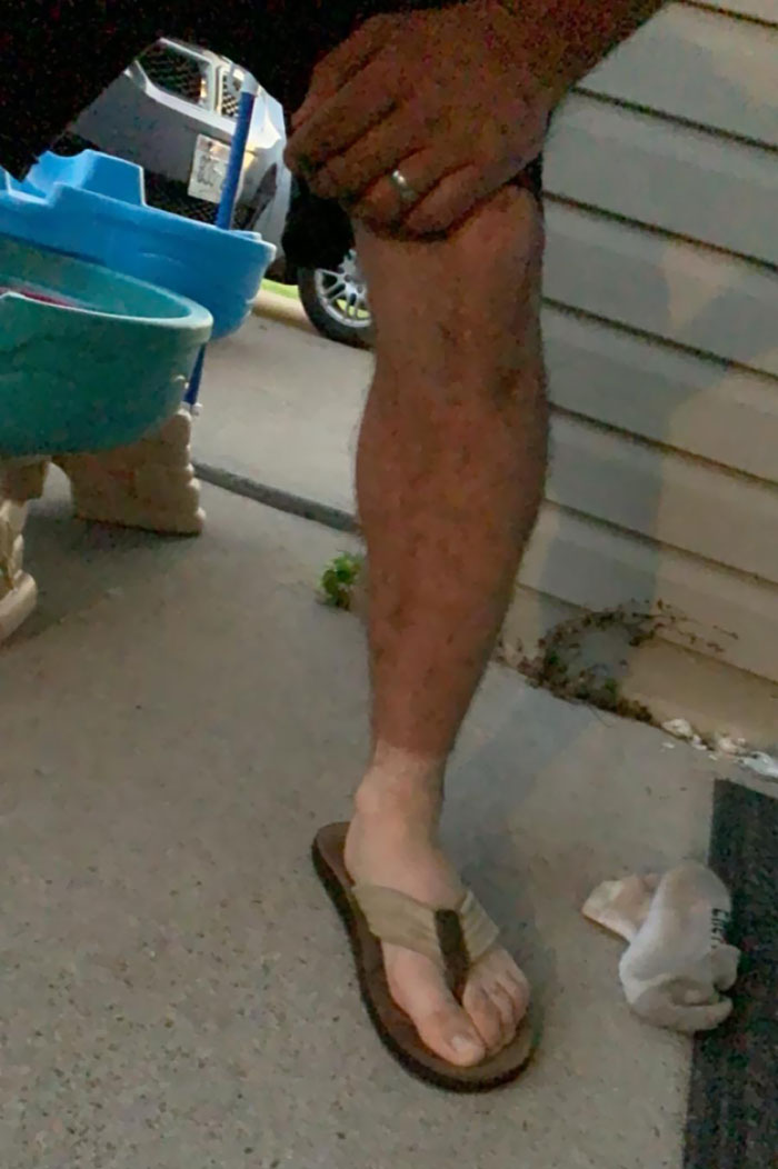 Kocamın Yeni Asfalt İşine Başladığından Beri İlk Defa Sandalet Giyiyor