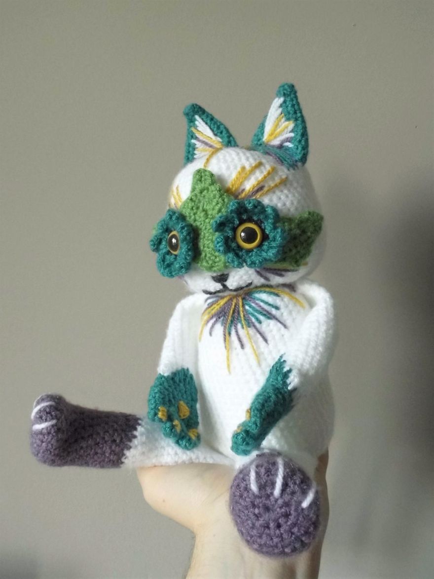 Crochet A Flower Cat Eyes Amigurumi, Inspired By The Paintings Of Louis Wain