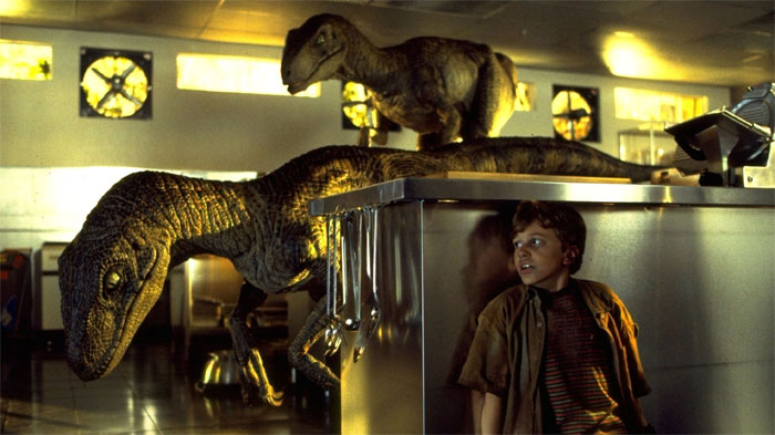 Spielberg quería que los velocirraptores midieran 3 metros y son más pequeños. Pero durante el rodaje, los paleontólogos descubrieron unos especímenes nuevos de 3 metros, llamados Utahraptors