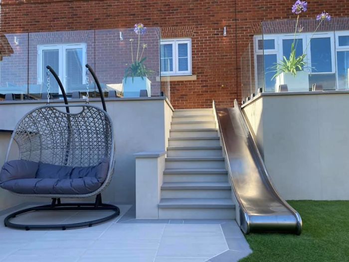 Landscapers Turn This Backyard Into An Amazing Lounge Area