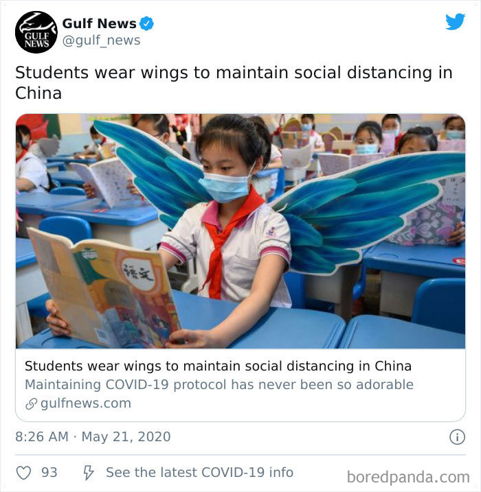 Los estudiantes llevan alas para mantener la distancia social en China
