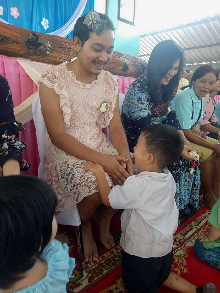 Single Dad In Thailand Wore A Dress To A Mother's Day Event For His Sons So That They Didn't Feel Left Out