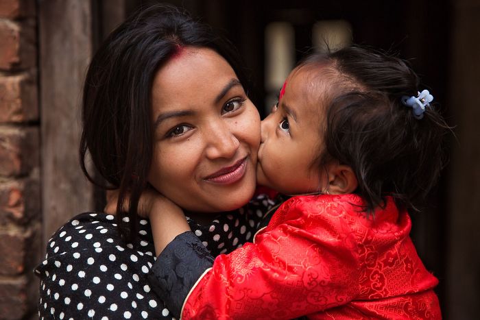 Fotografa immortala lo sguardo della maternità nei diversi paesi