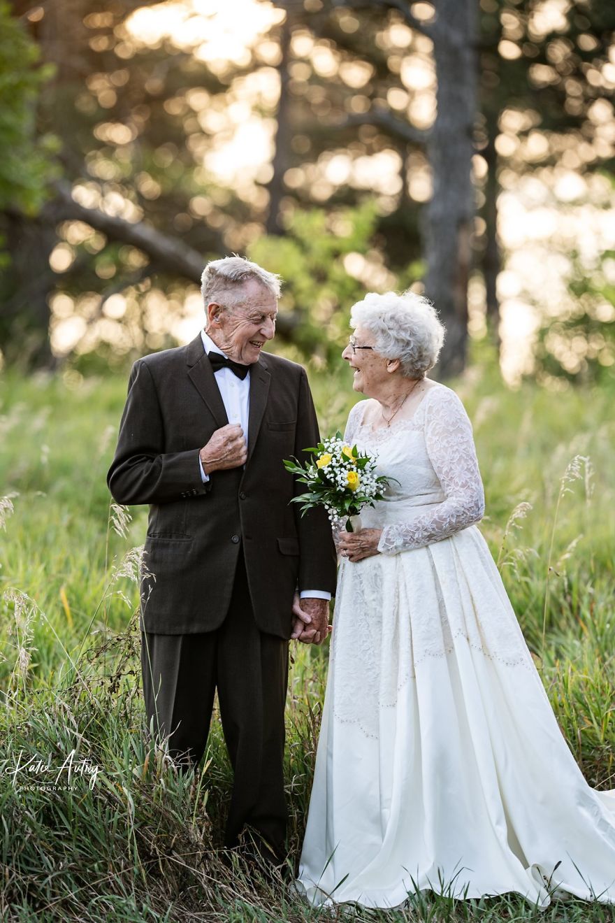 Couple Who’s Been Married For 60 Years Celebrate Their Wedding Anniversary With Photoshoot In Original Outfits