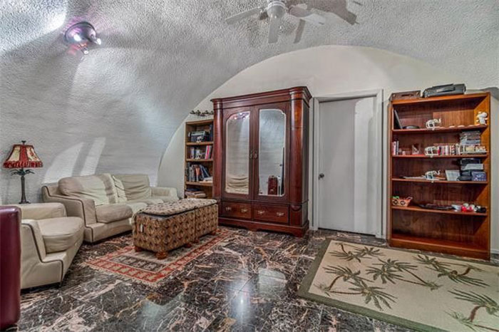 This Is How A $2.25M House That's Built Underground Looks (24 Pics)