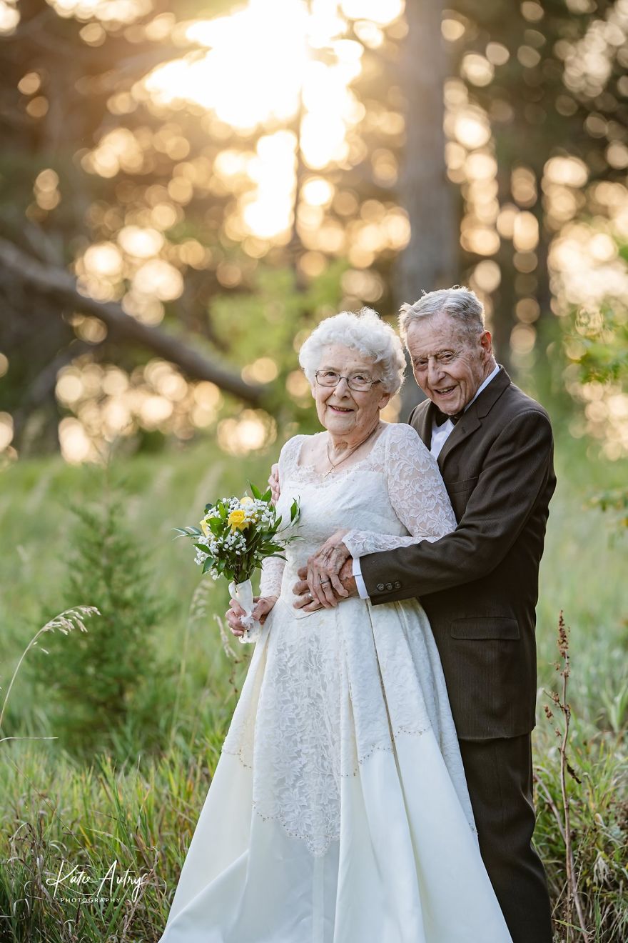 Couple Who’s Been Married For 60 Years Celebrate Their Wedding Anniversary With Photoshoot In Original Outfits