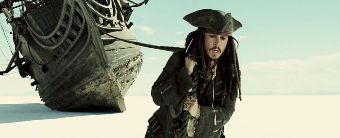 En Piratas del Caribe: En el fin del mundo (2007) se ve a Jack Sparrow intentando tirar él solo de la Perla Negra, un símbolo de Johnny Depp intentando sacar adelante la franquicia él solo, y ya estaba agotada para cuando se empezó a producir La venganza de Salazar (2017)