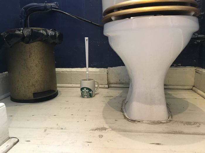 La cafetería independiente de mi localidad utiliza una taza de Starbucks como soporte para la escobilla del inodoro