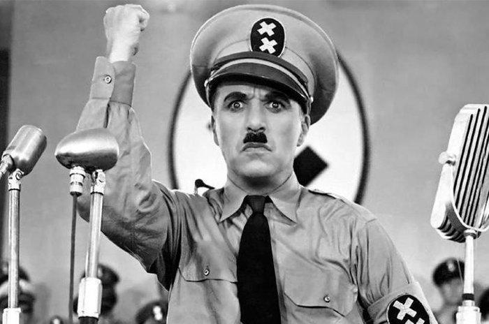 En el Gran Dictador (1940), Charlie Chaplin usó dos X en vez de esvásticas, para evitar que le desmonetizaran en Youtube
