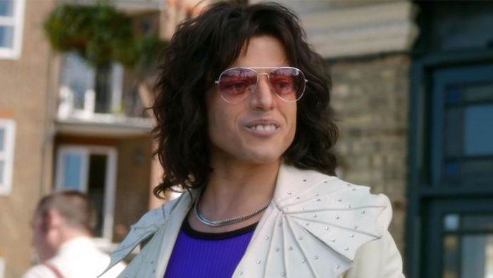 En Bohemian Rhapsody (2018) Rami Malek lleva dientes falsos, porque dejarle usar los dientes reales de Freddie Mercury era poco ético y terrorífico